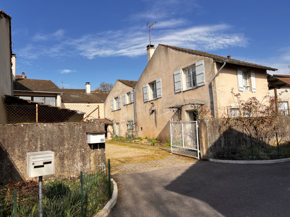Proche Tournus. BELLE MAISON DE VILLAGE AVEC DÉPENDANCES